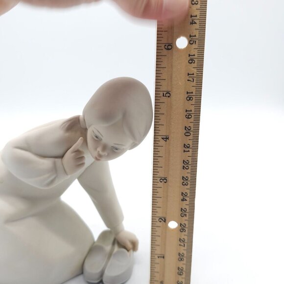 Lladro Porcelain Figurine Girl Kneeling Shoes Soft Matte Finish Handmade #4523 - Picture 7 of 7